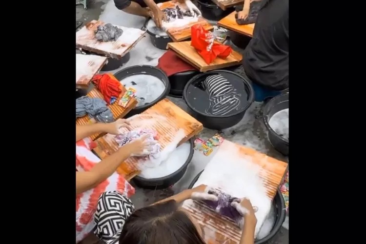 Laundry Majapahit Viral di TikTok, Tawarkan Cuci Manual Pakai Papan Penggilas Hanya Rp2.000/Kg